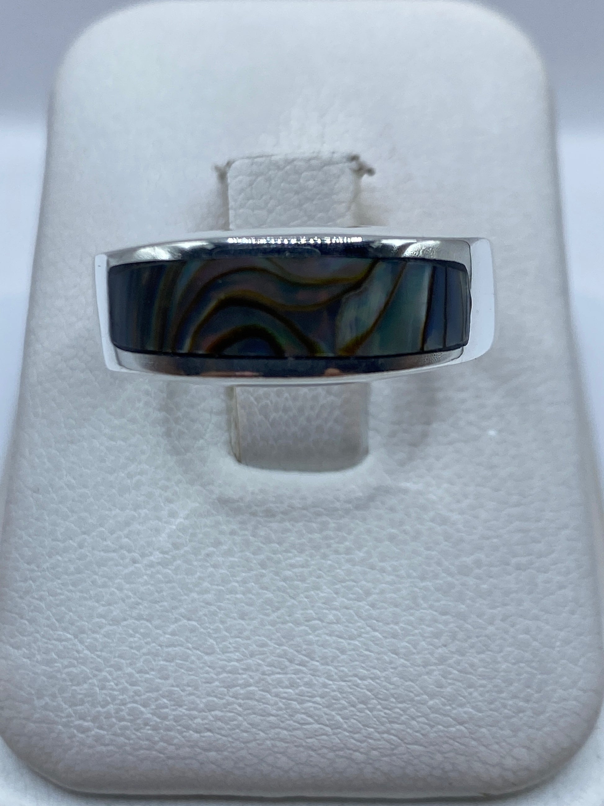 Anillo de plata .925 con incrustación de piedra, mostrado en caja de presentación blanca