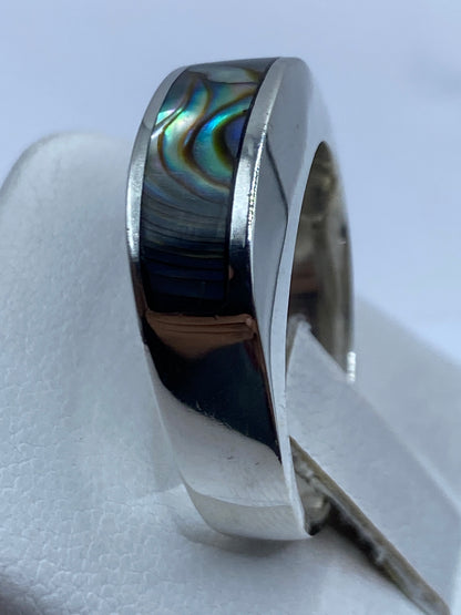Detalle de la piedra engastada en el anillo, con efectos de luz que revelan su color y brillo