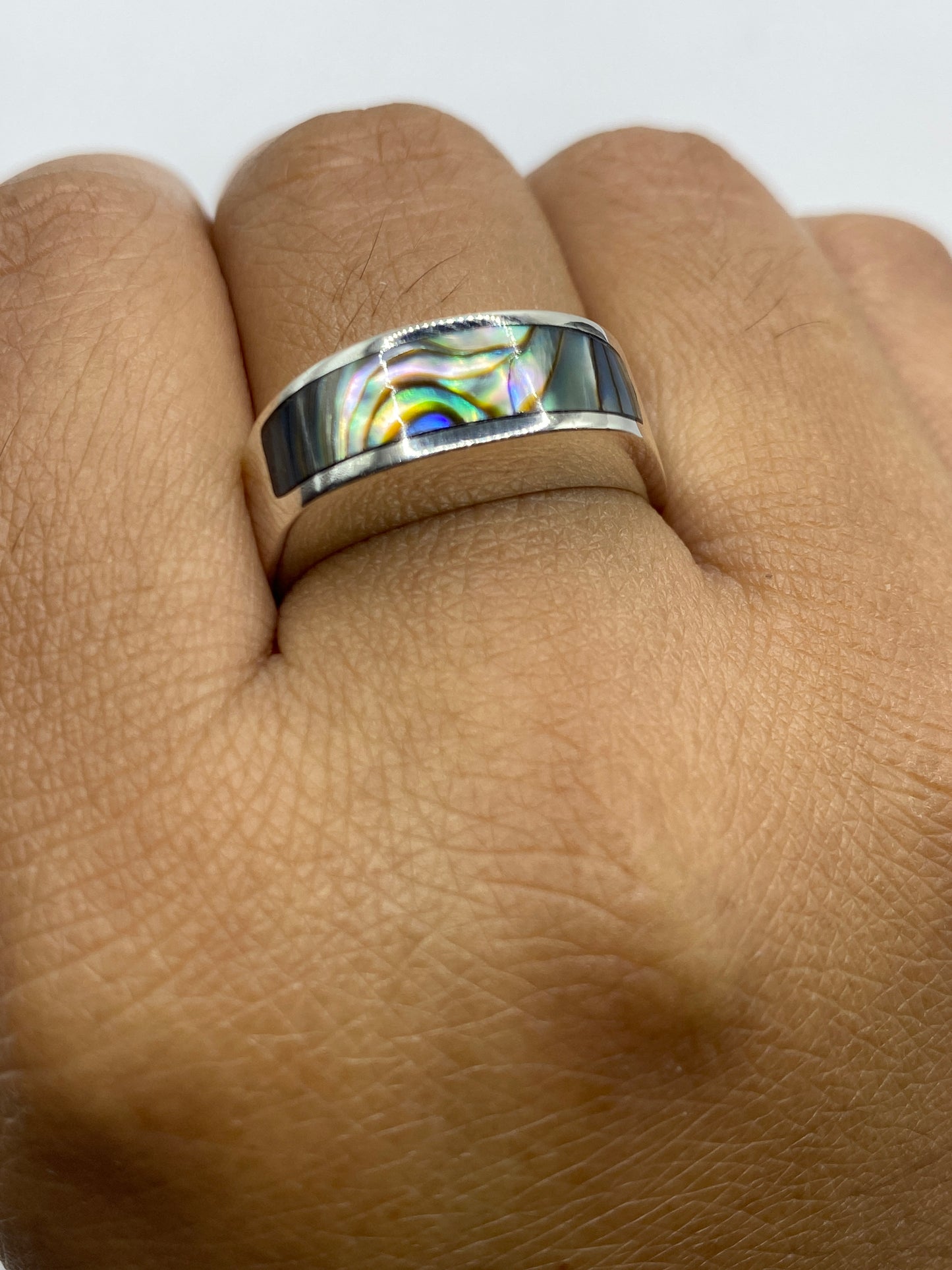 Anillo puesto en dedo, exhibiendo el diseño robusto y versátil, con sello .925 visible