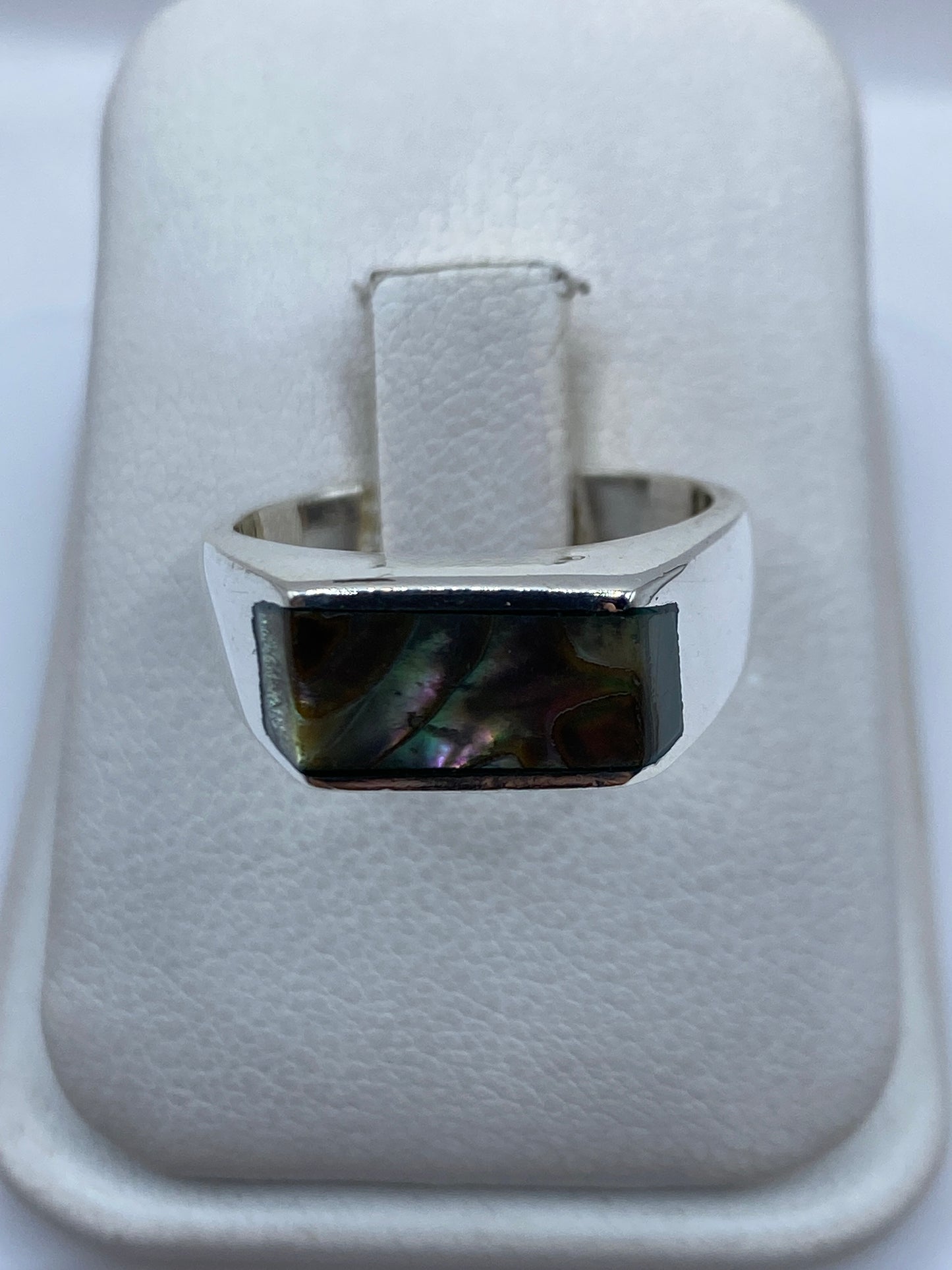 Anillo de plata .925 con piedra engastada en banda pulida, vista frontal sobre fondo blanco