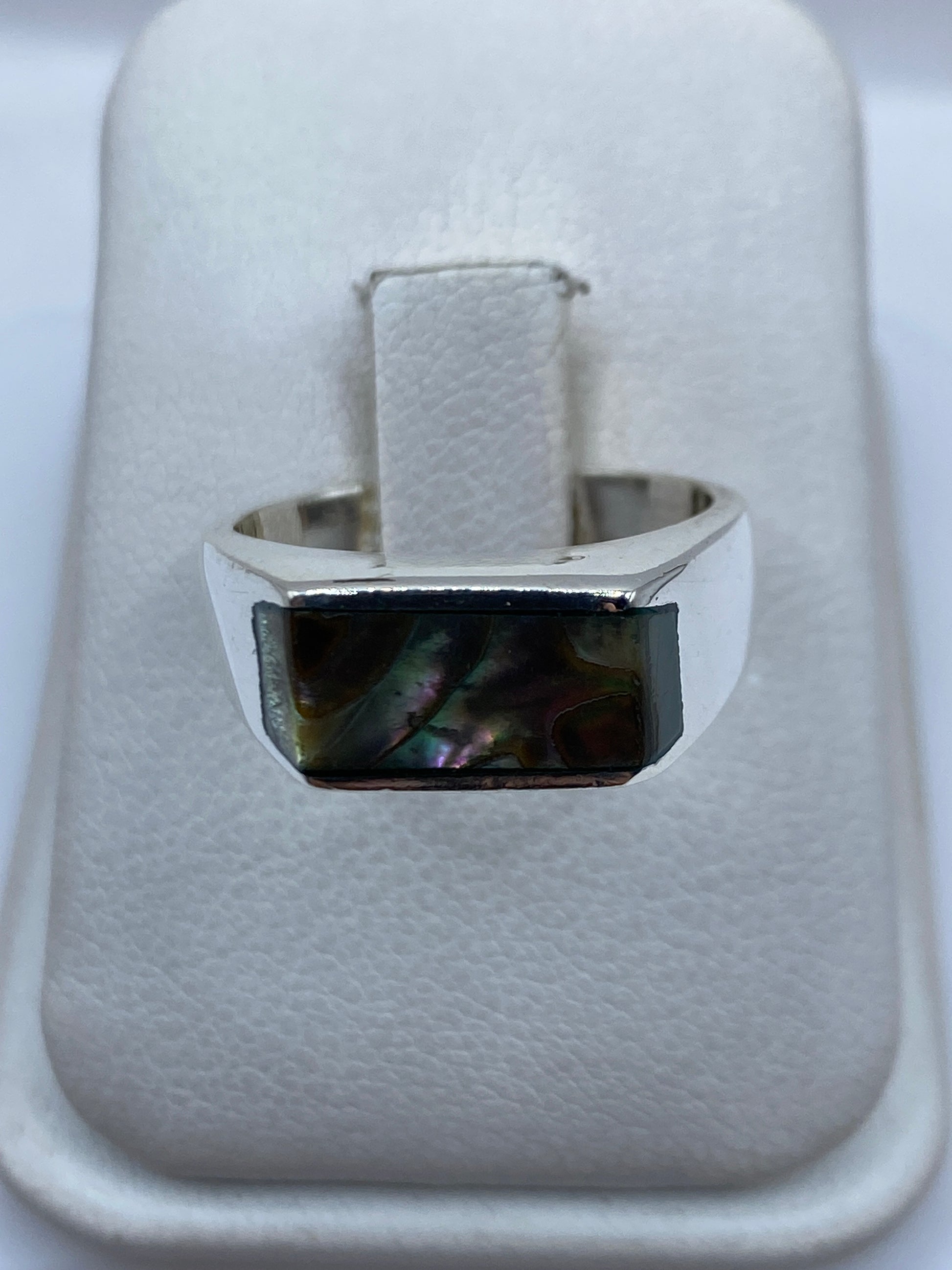 Anillo de plata .925 con piedra engastada en banda pulida, vista frontal sobre fondo blanco