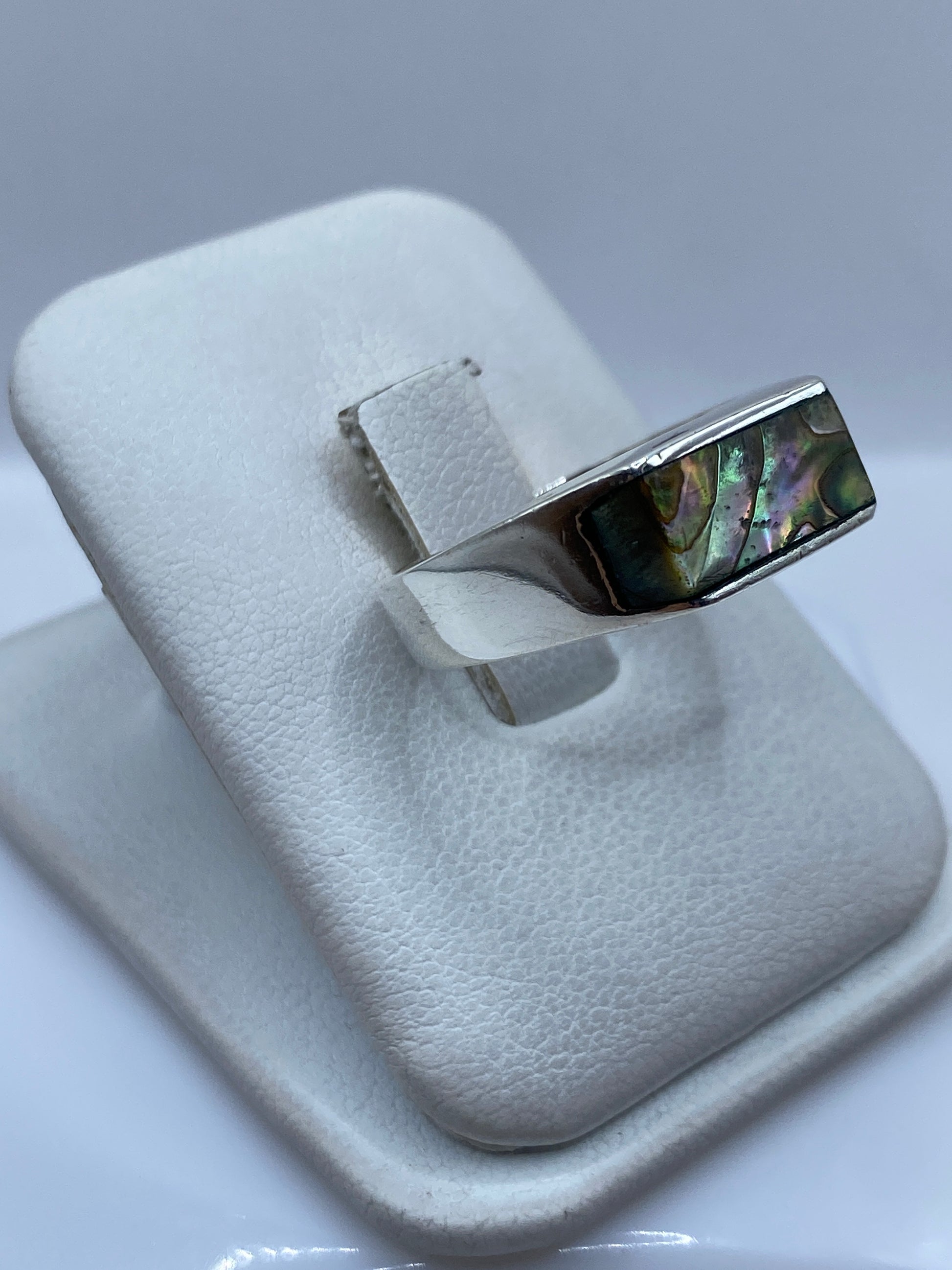 Anillo de plata en tamaño 8 mostrando el Quinto .925 en el interior