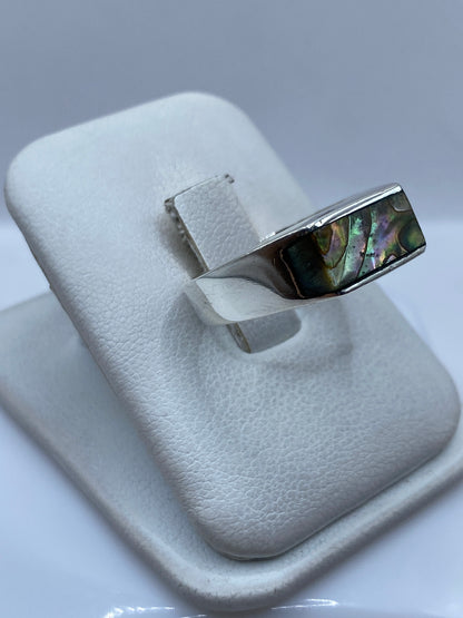 Anillo de plata en tamaño 8 mostrando el Quinto .925 en el interior