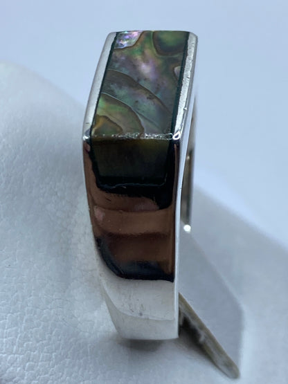 Detalle lateral del engaste de piedra y la pulida de la banda de plata