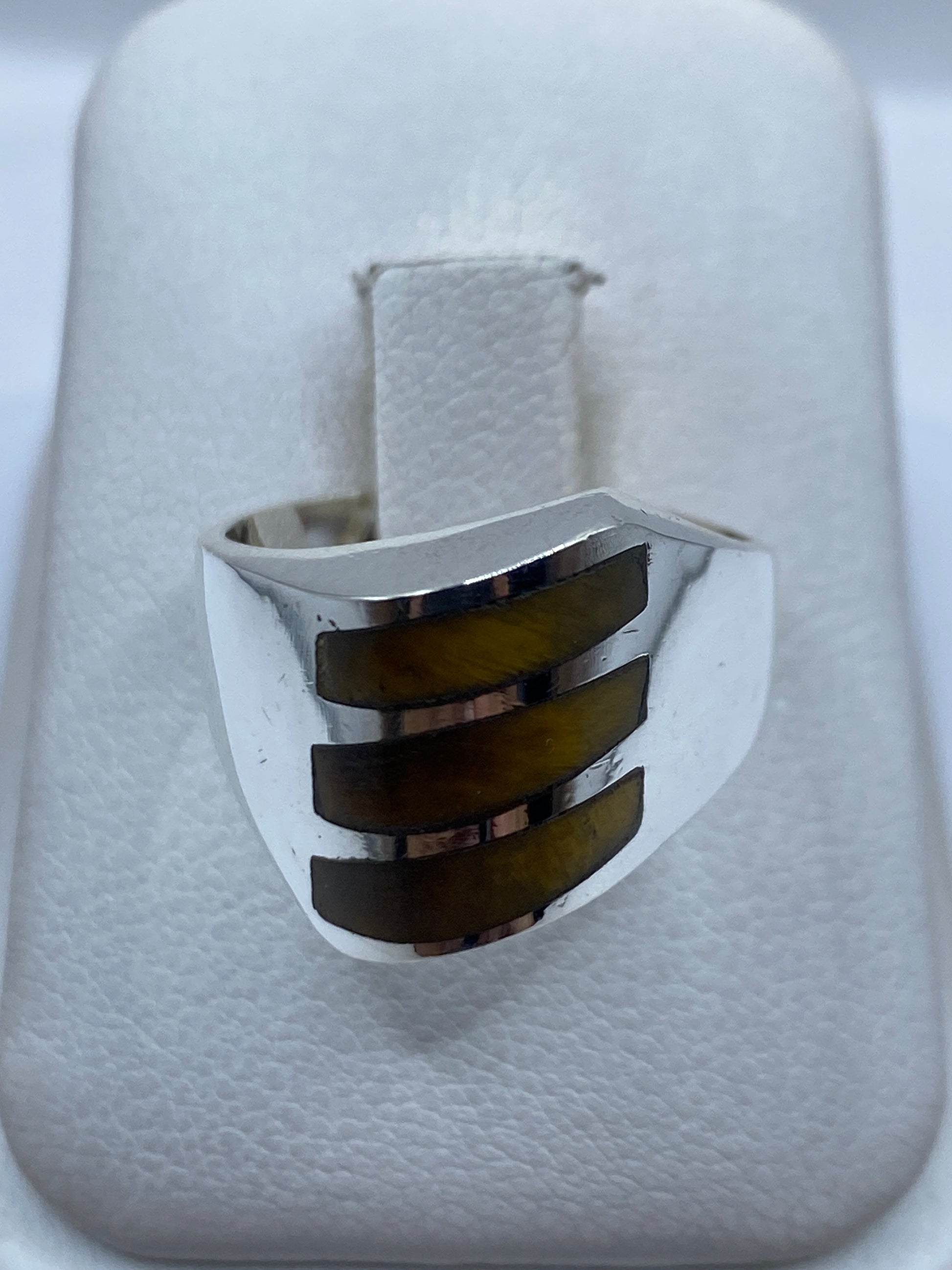 Anillo de plata con piedra café y bandas modulares, vista frontal
