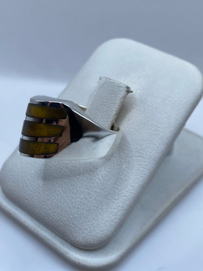Anillo de plata .925 con engaste a mano en la mano de una persona