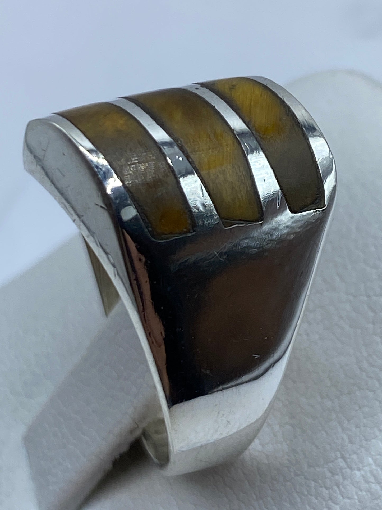 Detalle lateral del anillo mostrando las bandas de plata y el Quinto