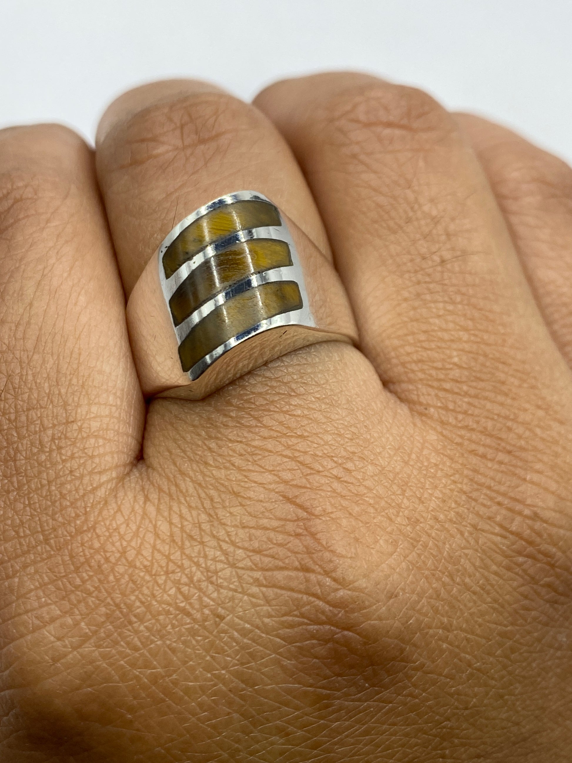 Anillo sobre fondo gris mostrando el diseño completo y la profundidad