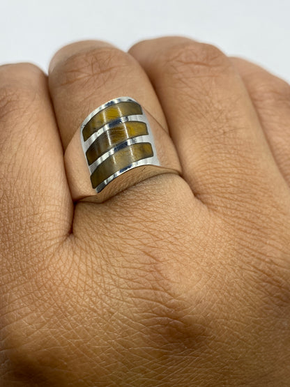 Anillo sobre fondo gris mostrando el diseño completo y la profundidad