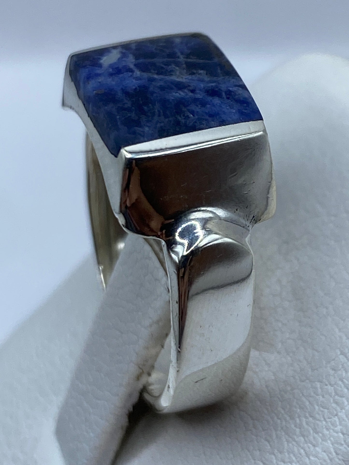 Detalle del engaste de piedra azul y el acabado pulido de la plata