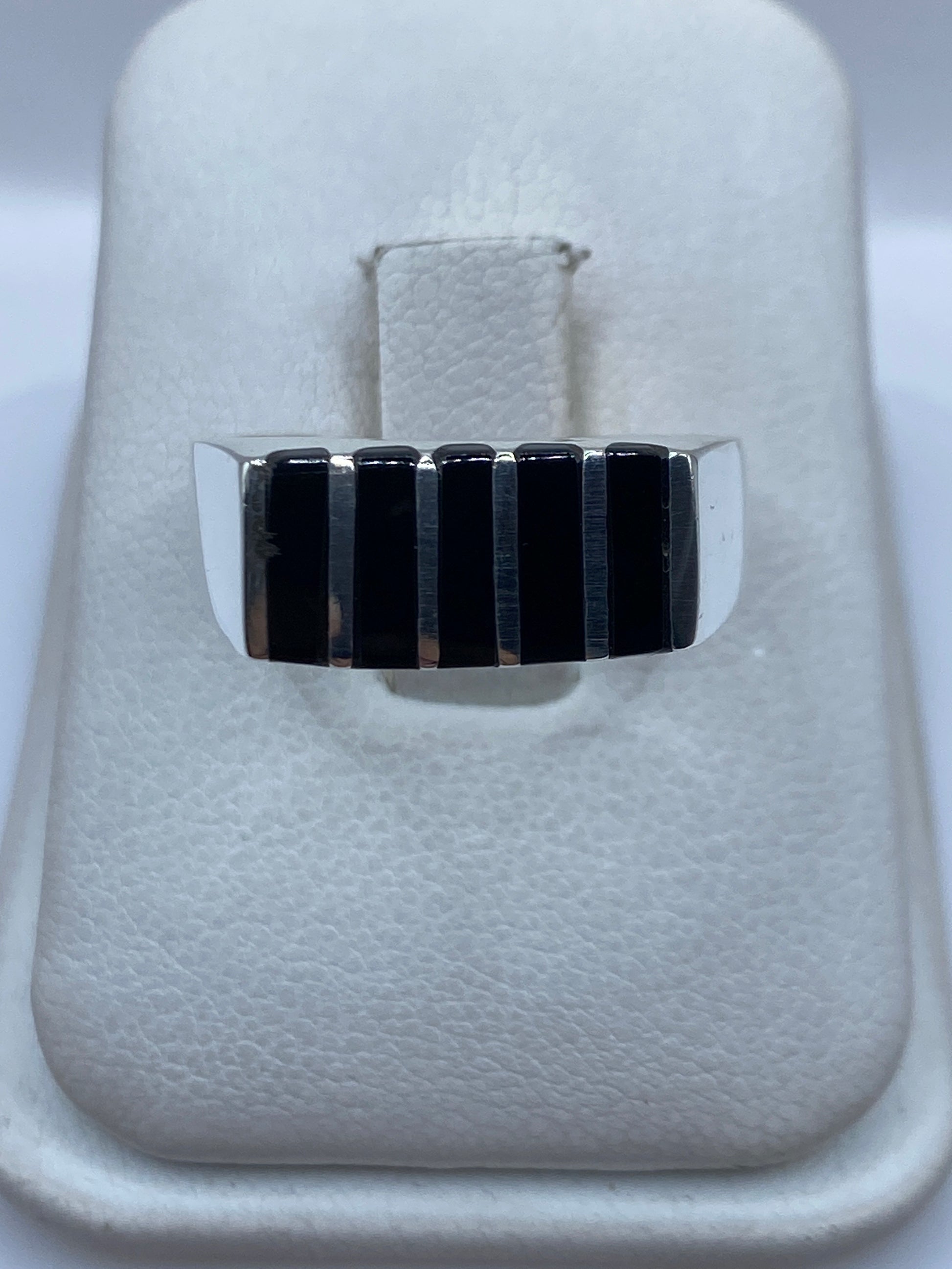 Anillo de plata .925 con cinco barras de ónix negro engastado a mano, vista frontal en el dedo