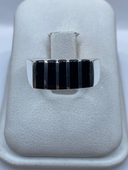 Anillo de plata .925 con cinco barras de ónix negro engastado a mano, vista frontal en el dedo