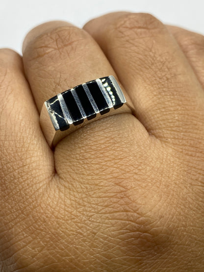 Anillo sobre fondo blanco mostrando el Quinto .925 en el interior