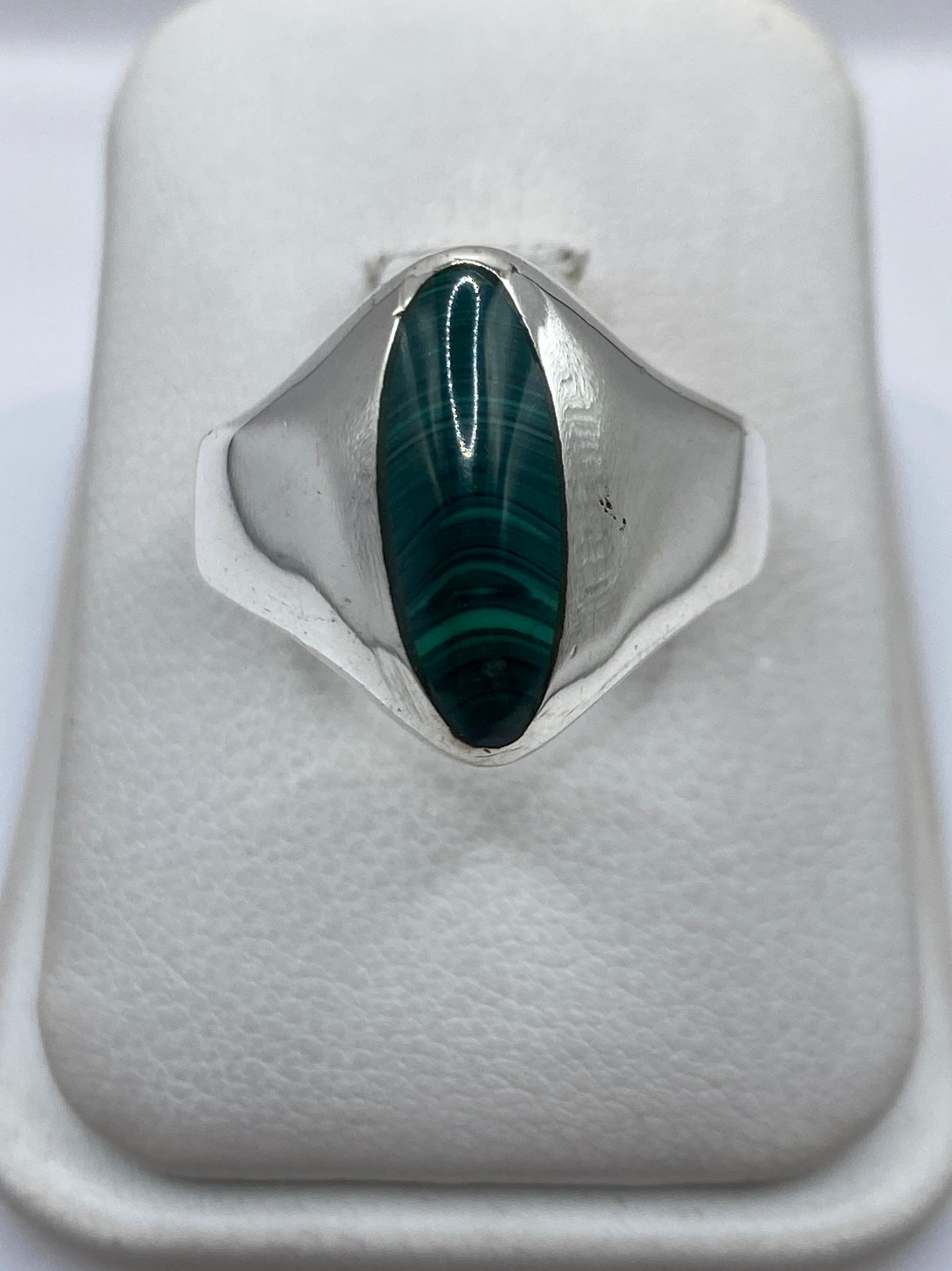 Anillo de plata .925 con malaquita verde natural, vista superior mostrando el engaste
