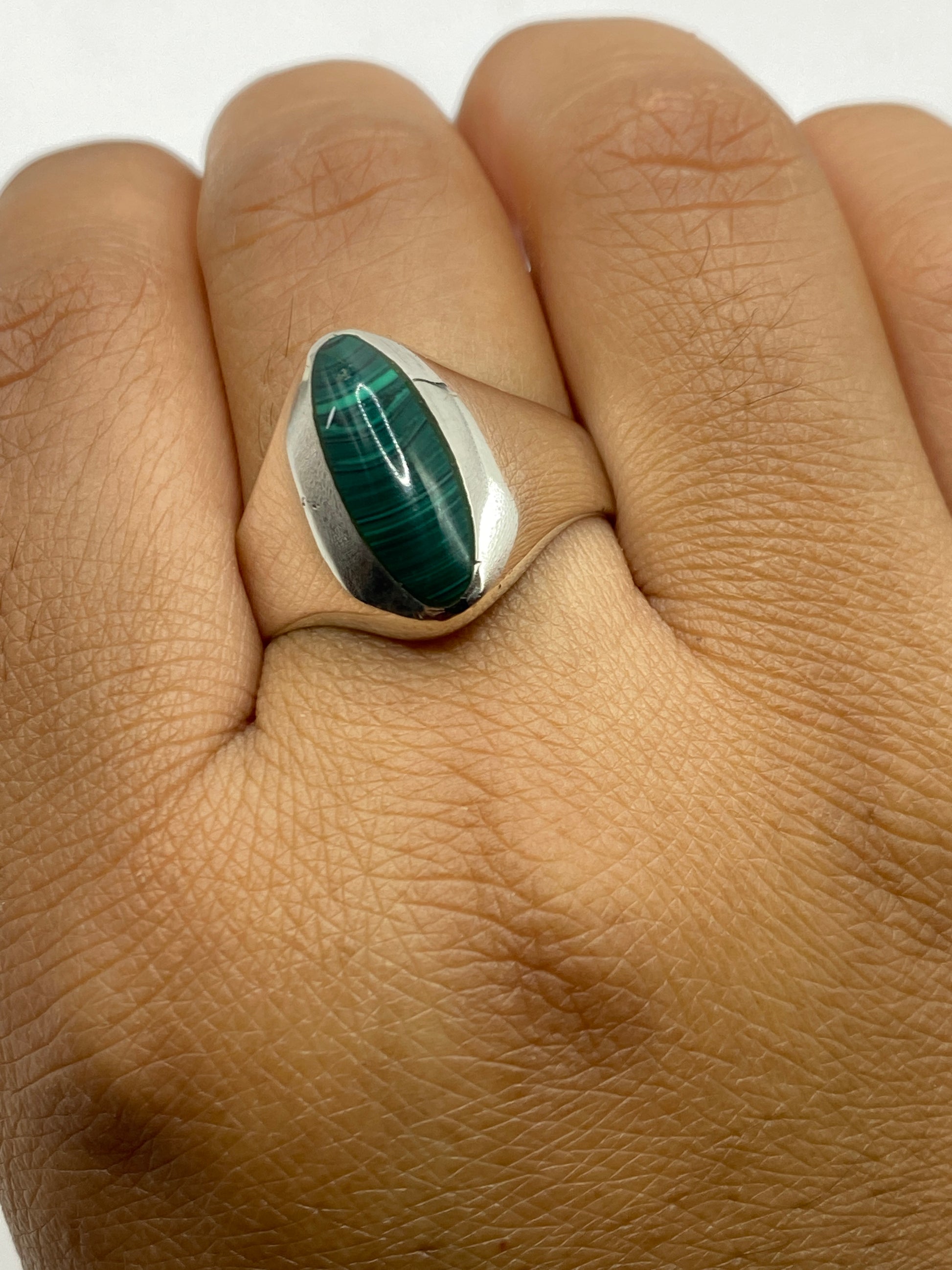 Anillo de lado mostrando el sello 925 en la banda interna