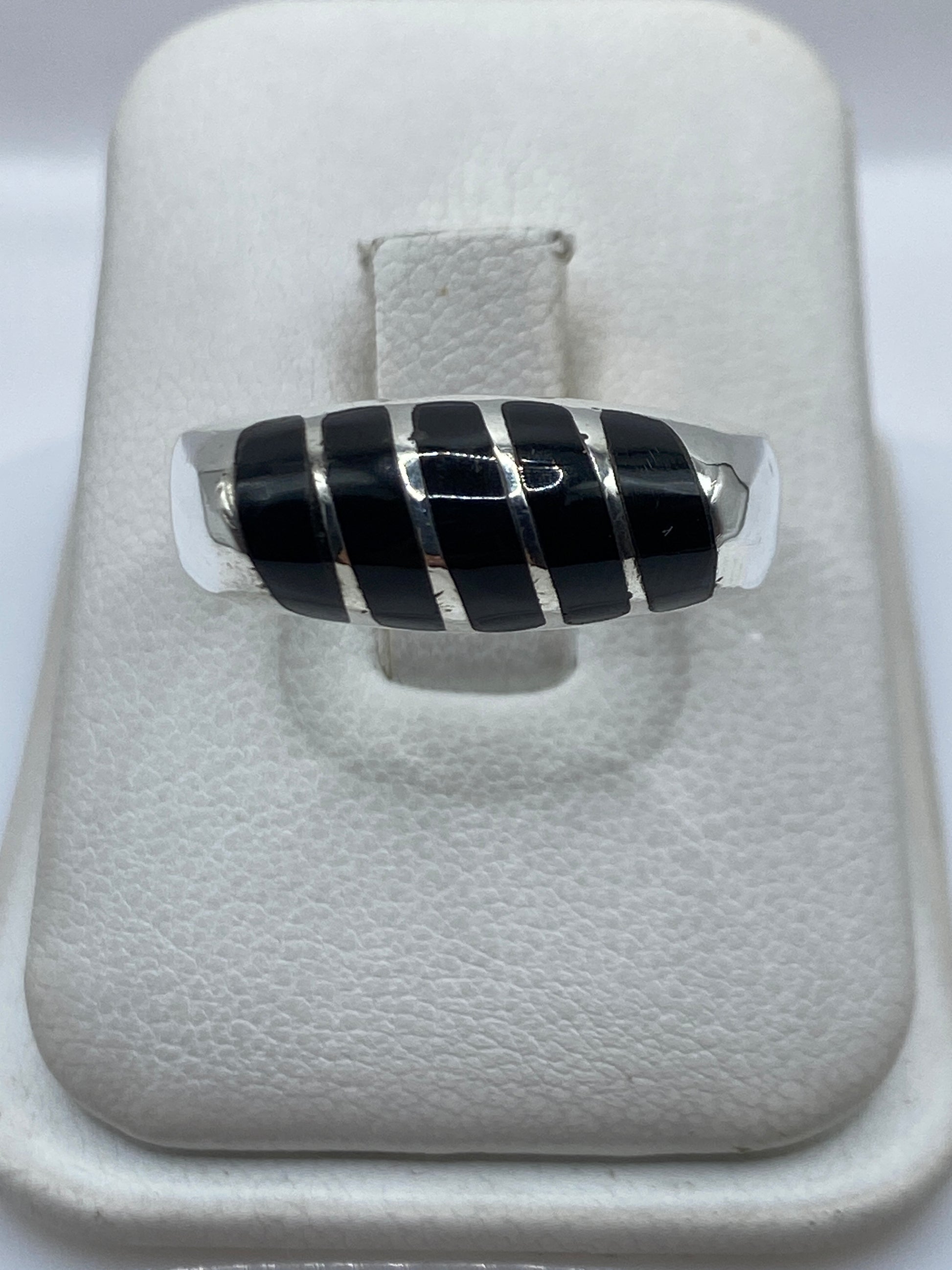 Anillo de plata .925 con ónix negro engastado, vista superior en la mano