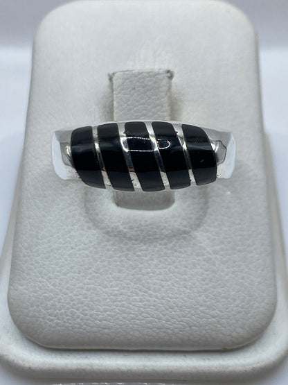 Anillo de plata .925 con ónix negro engastado, vista superior en la mano