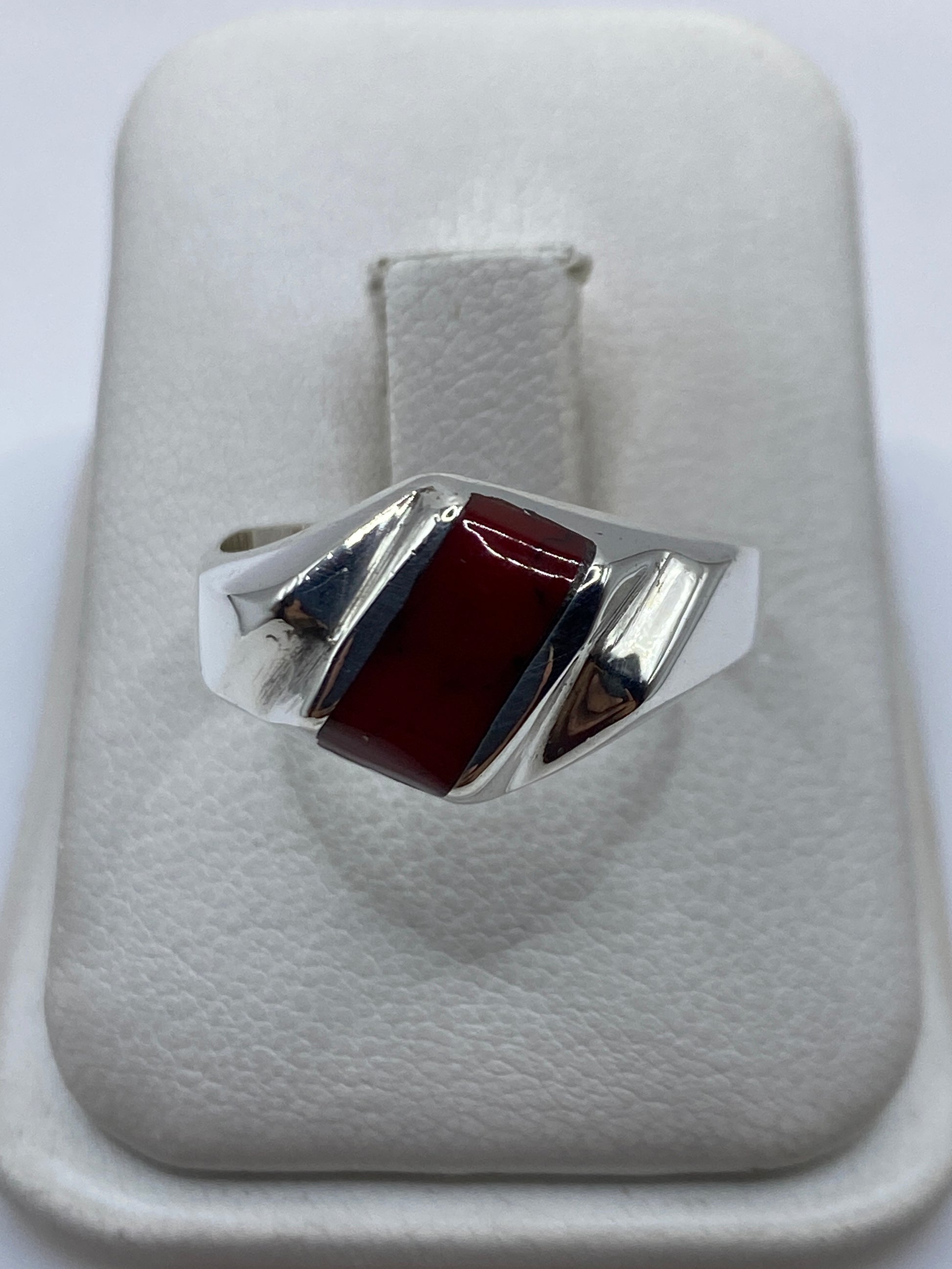 Anillo de plata .925 con coral rojo engastado en diseño geométrico, vista superior