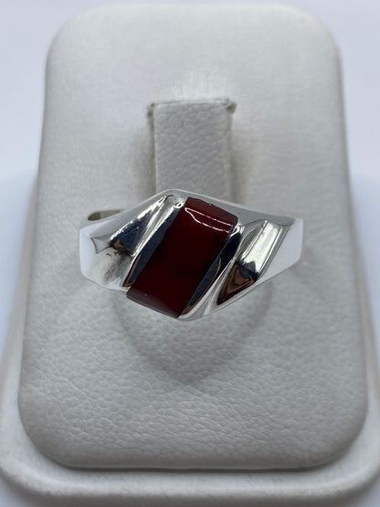 Anillo de plata .925 con coral rojo engastado en diseño geométrico, vista superior