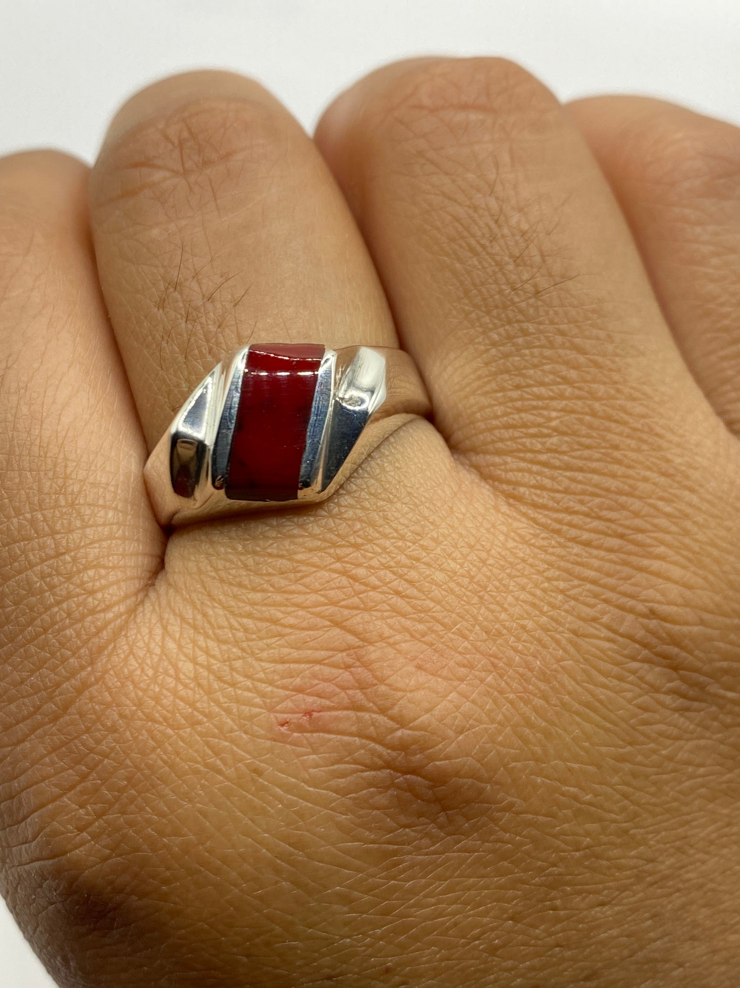 Anillo sobre fondo gris mostrando el Quinto .925 en el interior