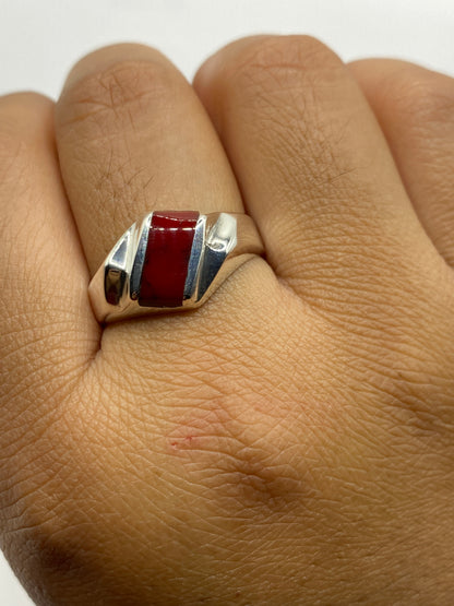 Anillo sobre fondo gris mostrando el Quinto .925 en el interior