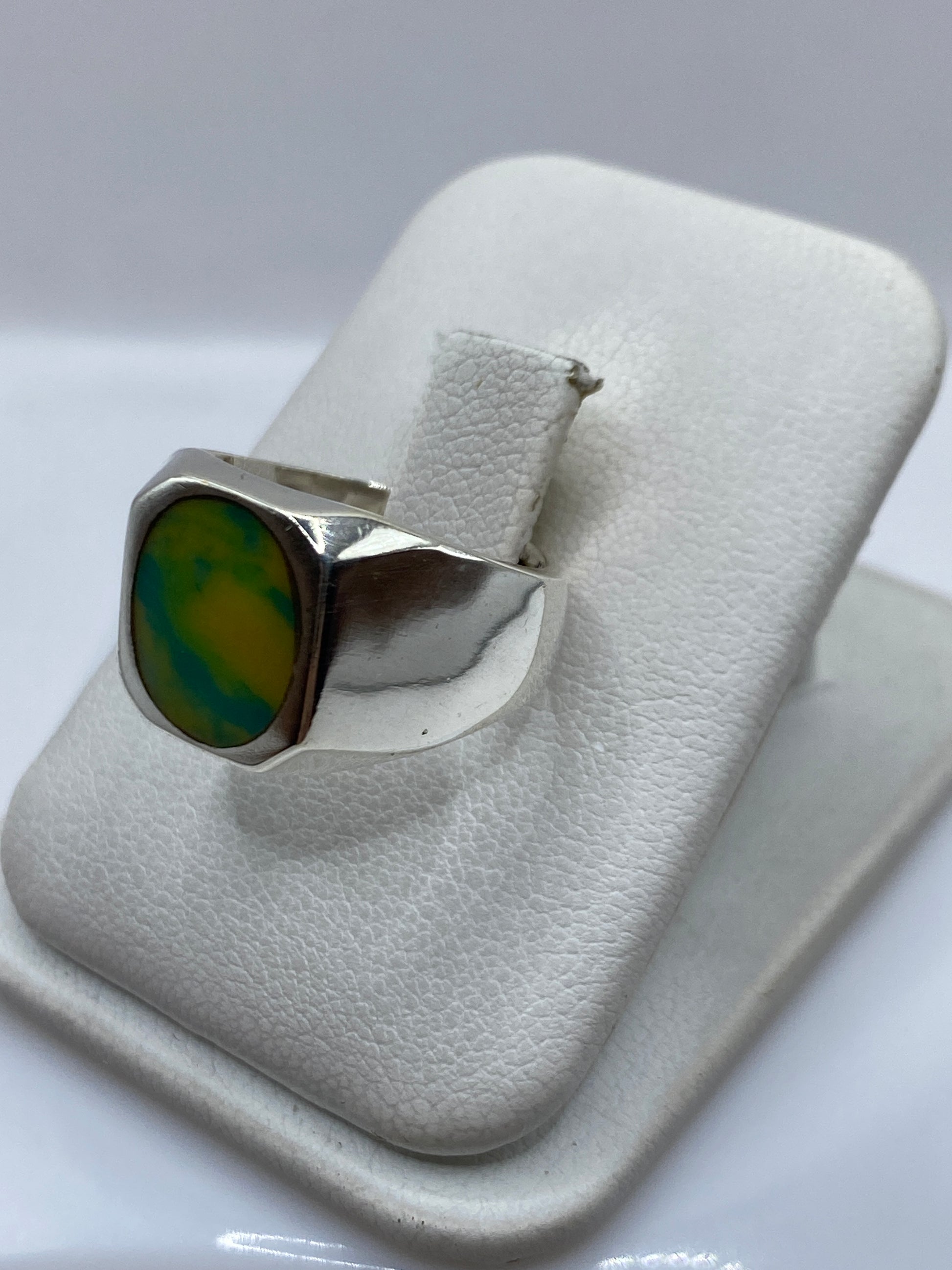 Vista frontal del anillo de plata Taxco con piedra amarillo verdoso