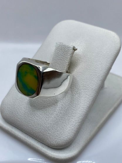 Vista frontal del anillo de plata Taxco con piedra amarillo verdoso