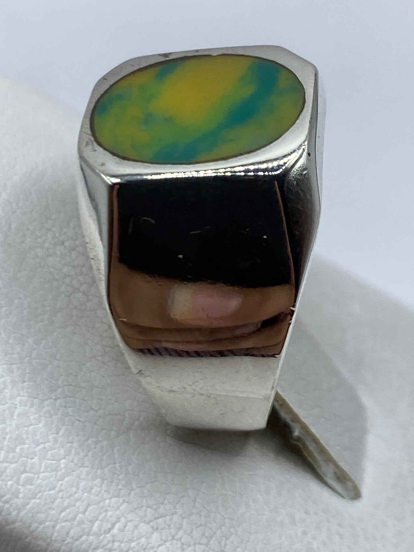 Detalle del engaste a mano de la piedra en el anillo