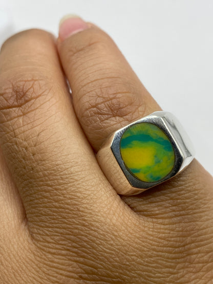 Anillo sobre fondo plateado mostrando el Quinto .925