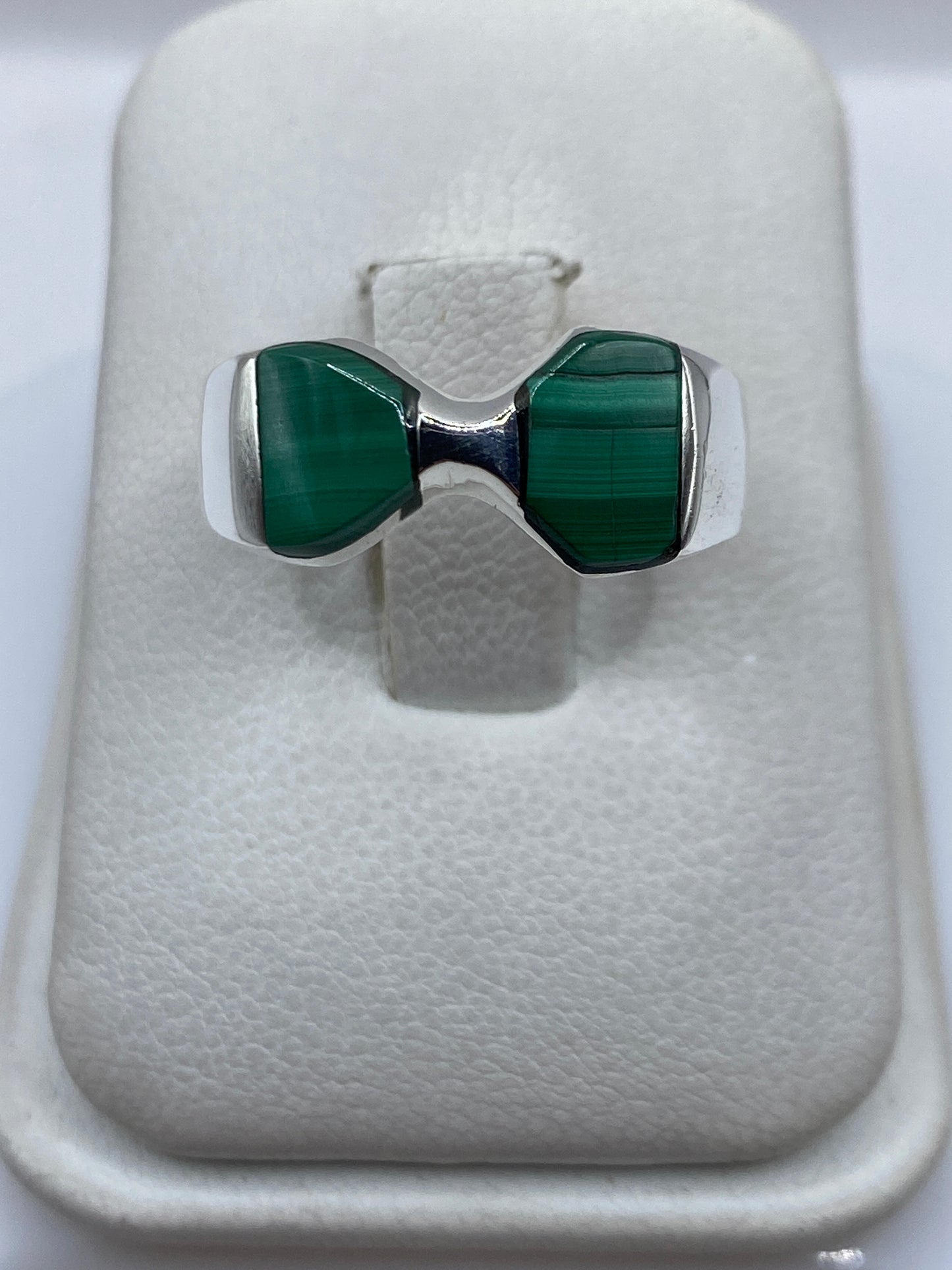 Anillo de plata .925 con malaquita verde engastada en forma de arco, vista frontal