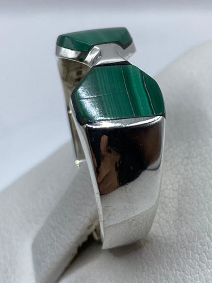 Anillo de malaquita y plata visto desde el lateral, mostrando el Quinto .925