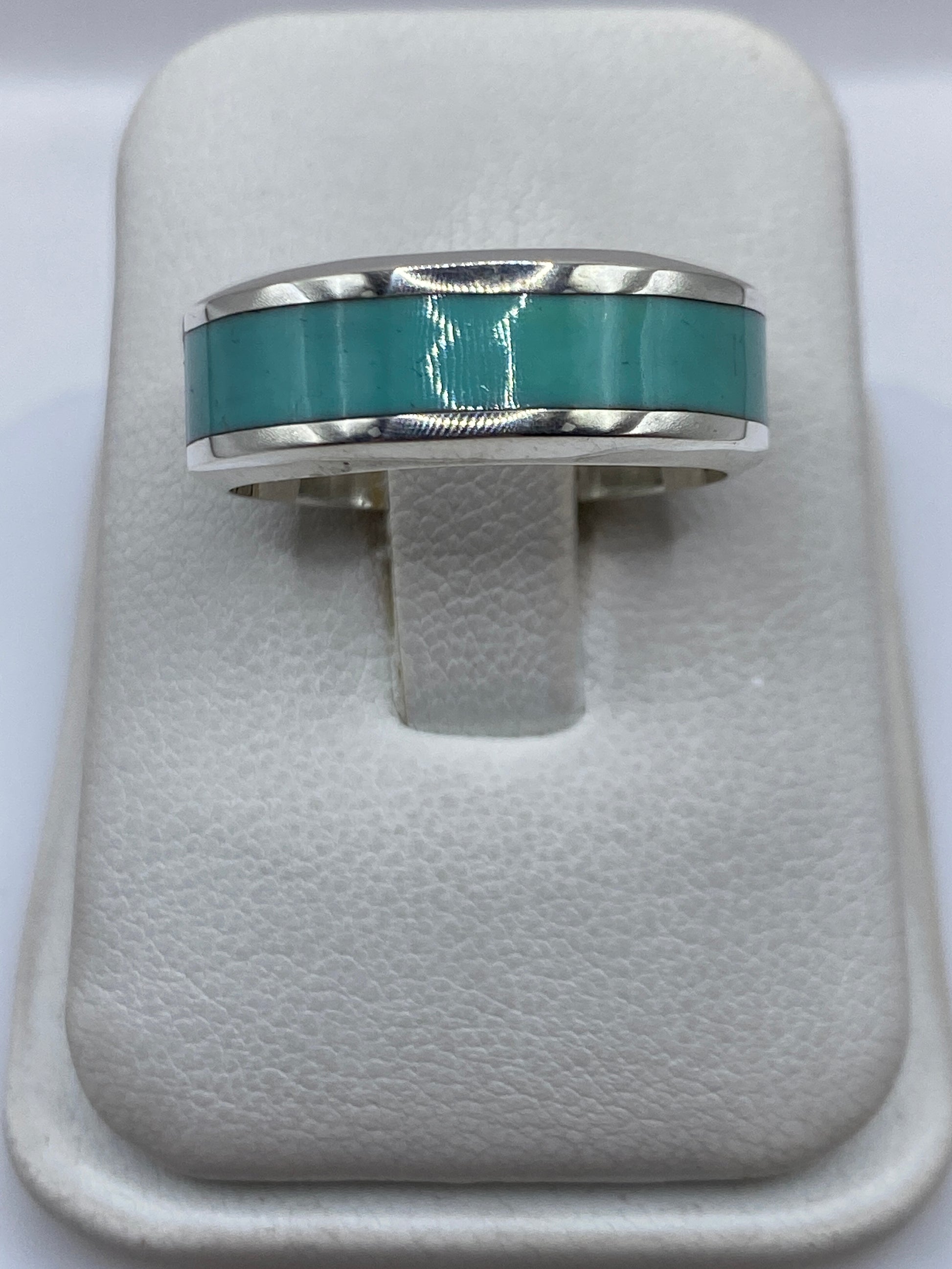 Anillo de plata .925 con turquesa azul cielo engastada, visto de frente en estuche blanco