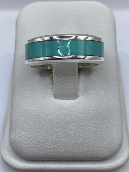 Anillo de plata .925 con turquesa azul cielo engastada, visto de frente en estuche blanco