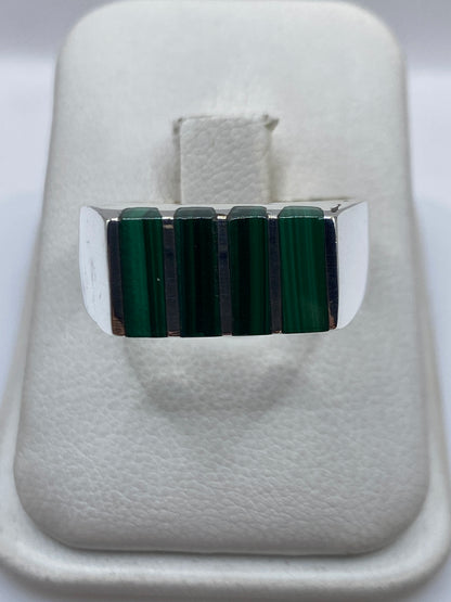 Anillo de plata .925 con cuatro incrustaciones de malaquita verde, frente a la cámara