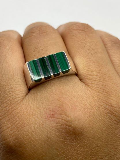 Anillo sobre fondo gris mostrando el Quinto .925 grabado
