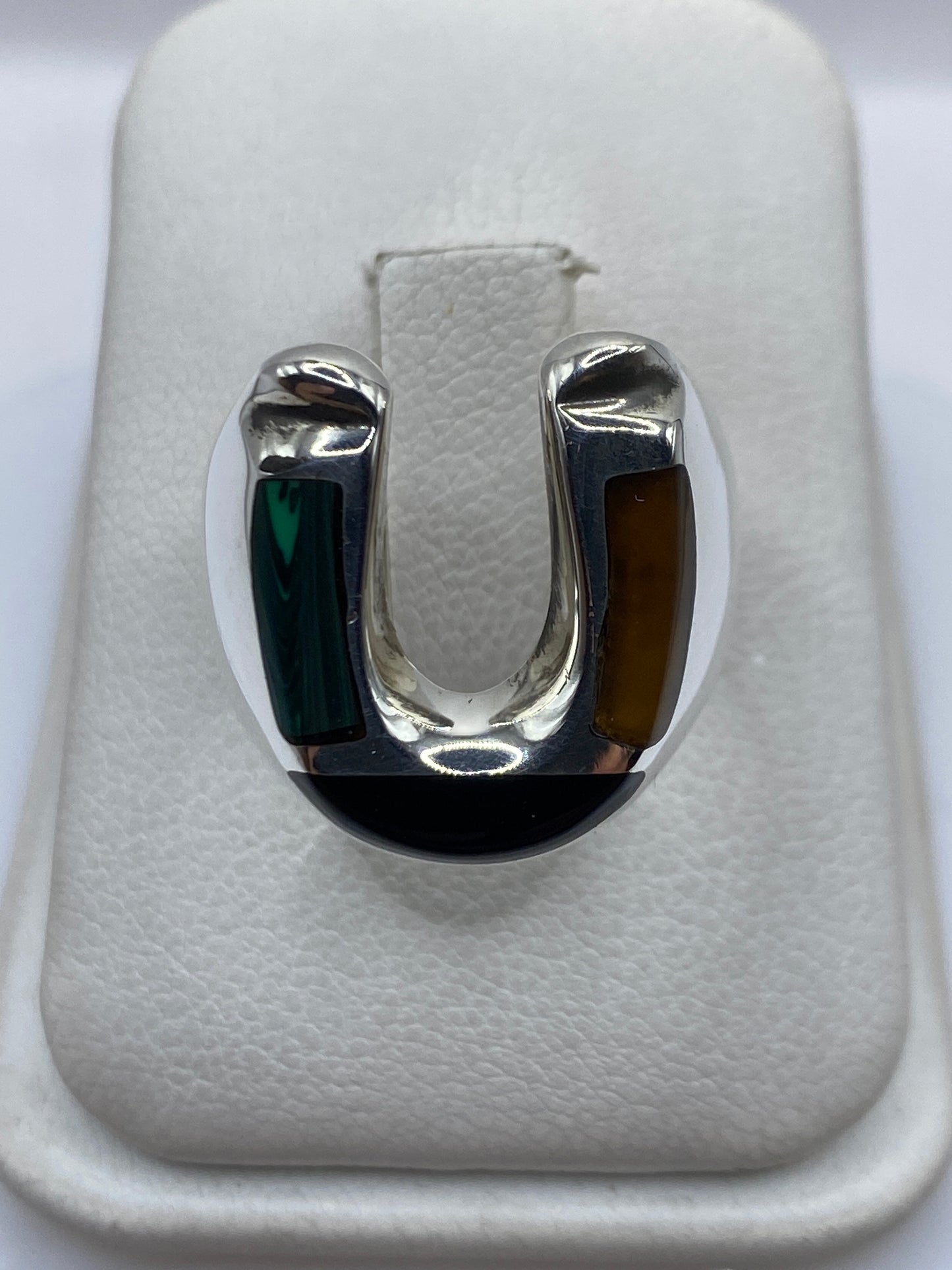 Anillo de plata .925 con malaquita verde engastada, vista frontal en estuche blanco
