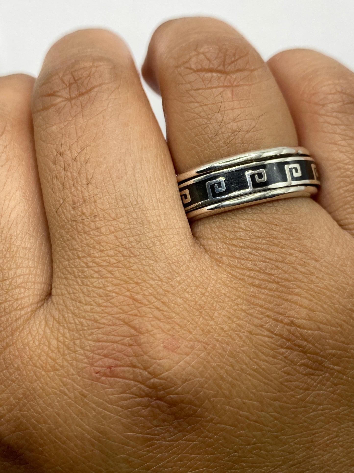 Anillo sobre fondo gris mostrando el Quinto 925 en la cara interna