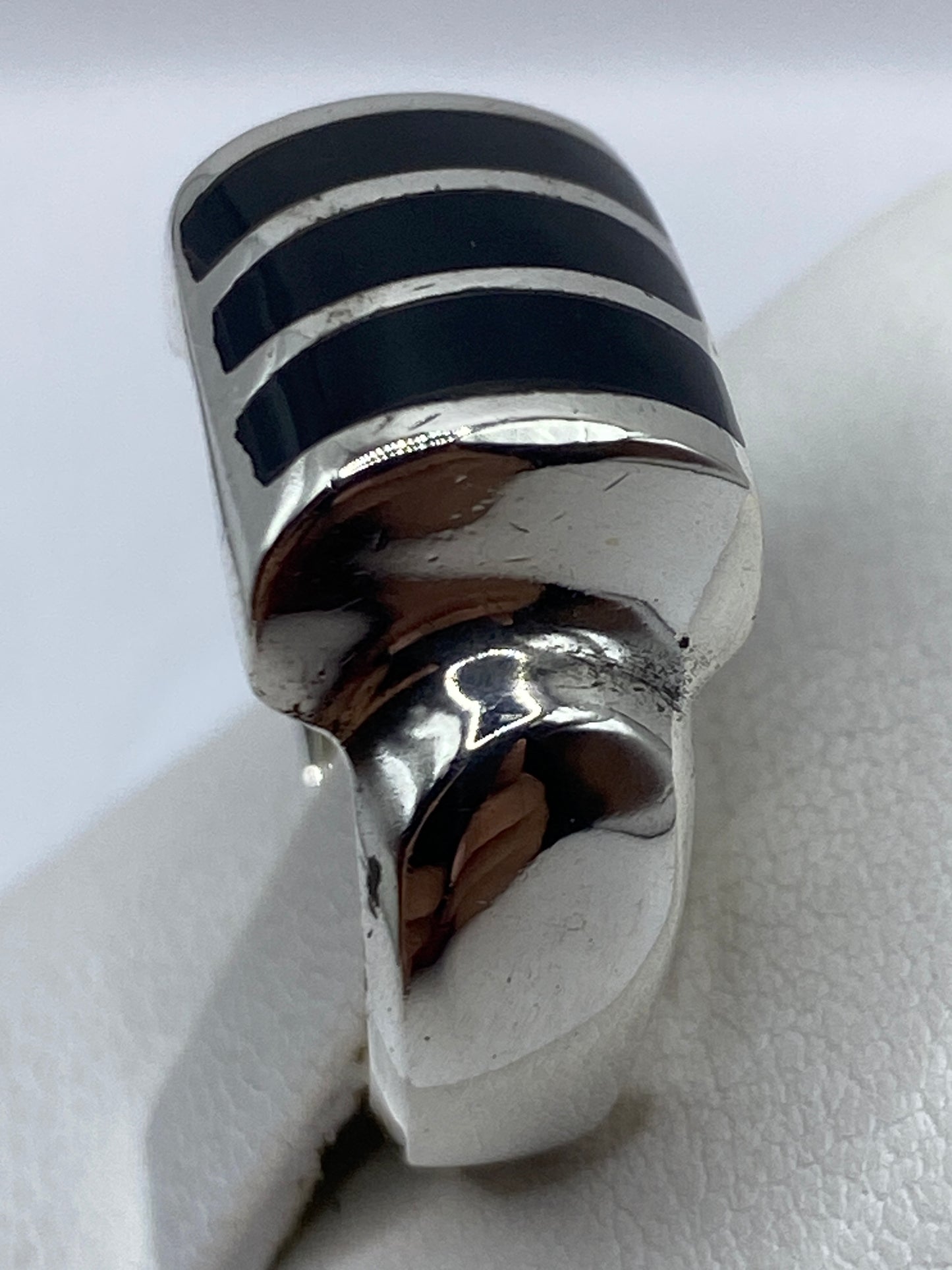 Detalle lateral del anillo con el Quinto .925 visible en la banda de plata