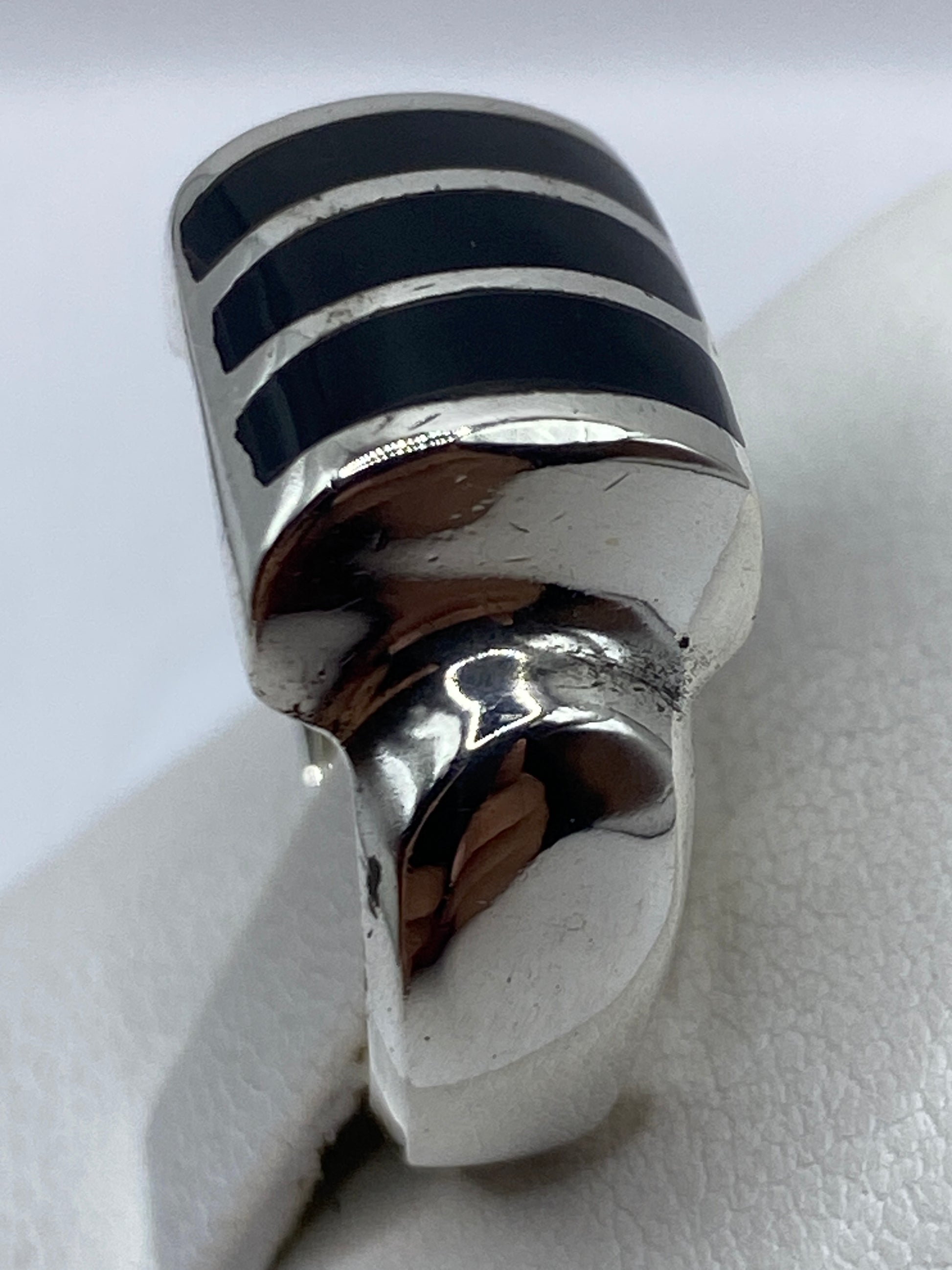 Detalle lateral del anillo con el Quinto .925 visible en la banda de plata