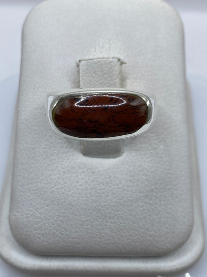 Anillo de plata .925 solitario con piedra cafe engastada en banda ancha, visto desde arriba