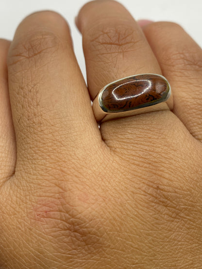 Anillo sobre fondo blanco con Quinto .925 visible en el interior