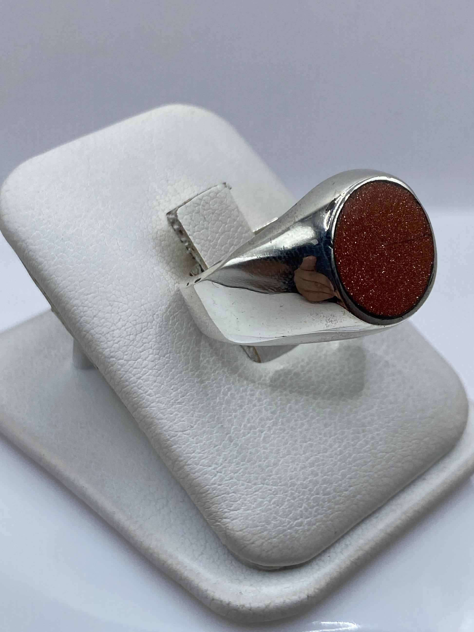 Anillo unisex de Taxco en plata maciza, 17 gramos, mostrado de costado
