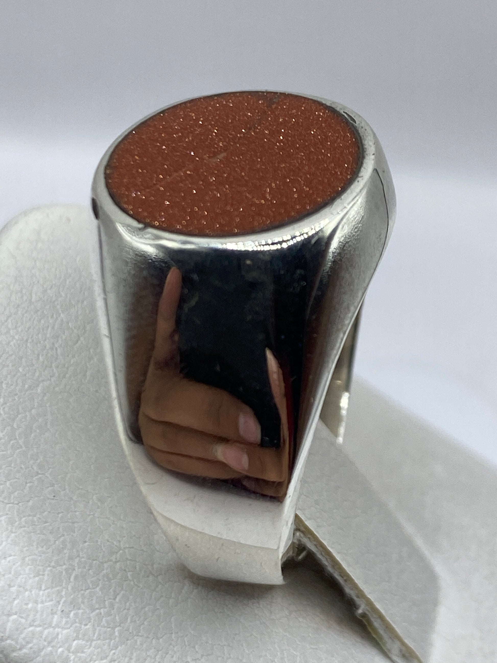 Detalle del engaste a mano de la piedra en el anillo de plata .925