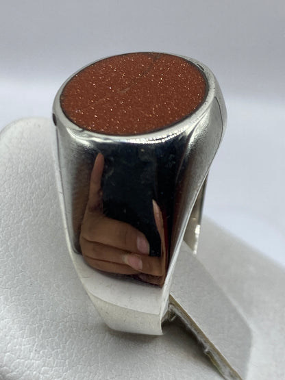 Detalle del engaste a mano de la piedra en el anillo de plata .925
