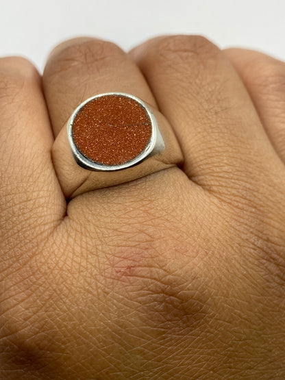 Anillo pesado de plata pura en dedo, demostrando el diseño unisex y la calidad del acabado
