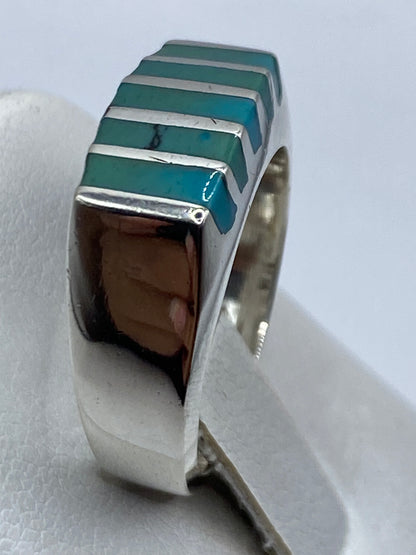 Anillo de turquesa y plata puesto en dedo, mostrando el color azul cielo