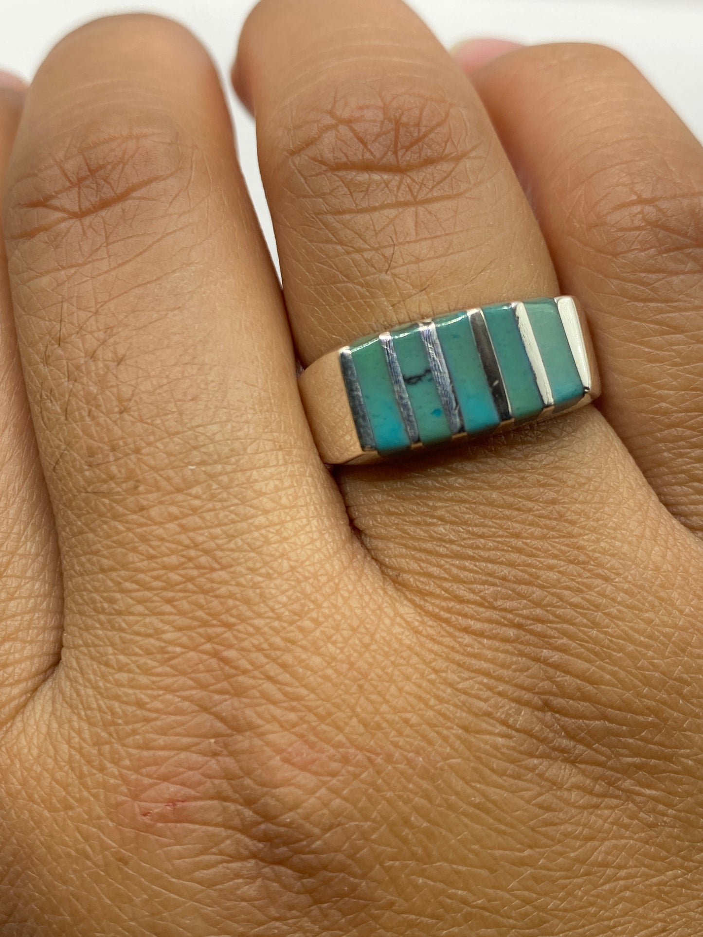 Reverso del anillo con el Quinto .925 grabado, sobre fondo blanco