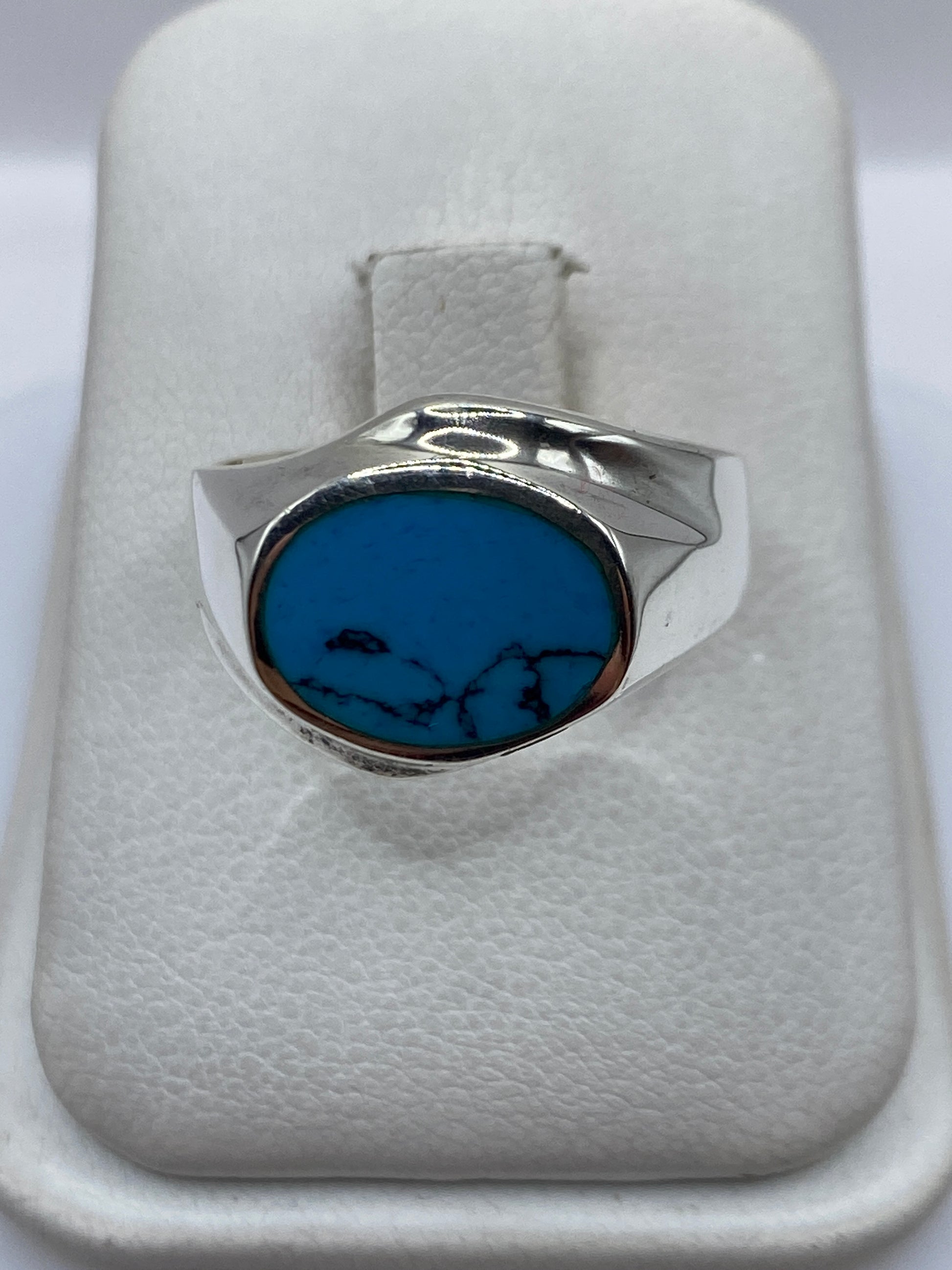 Anillo de plata .925 con turquesa azul cielo, vista superior en estuche blanco