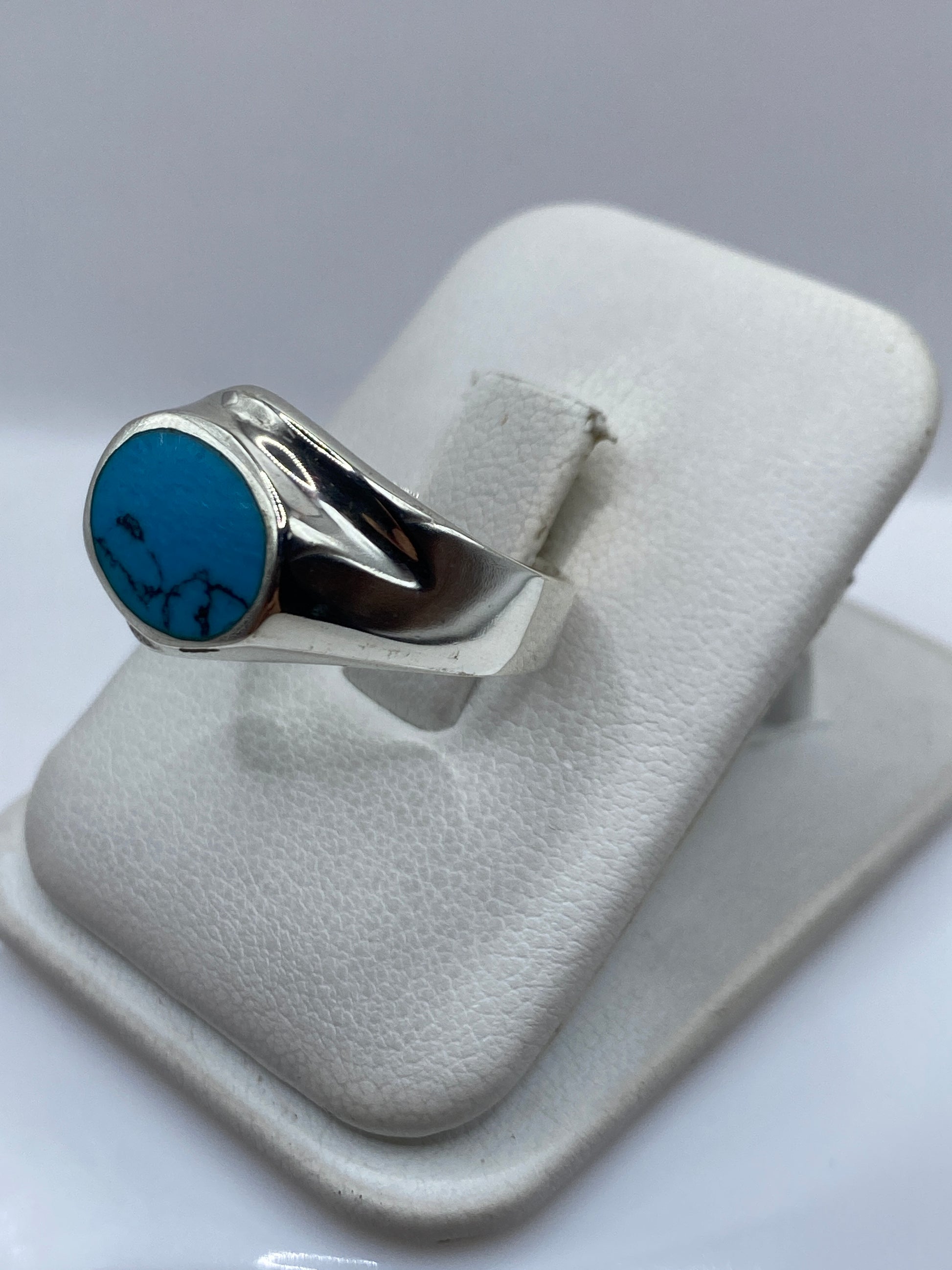 Anillo de plata con turquesa engastada, vista lateral mostrando el peso y diseño