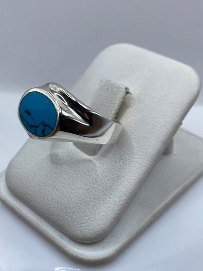 Anillo de plata con turquesa engastada, vista lateral mostrando el peso y diseño